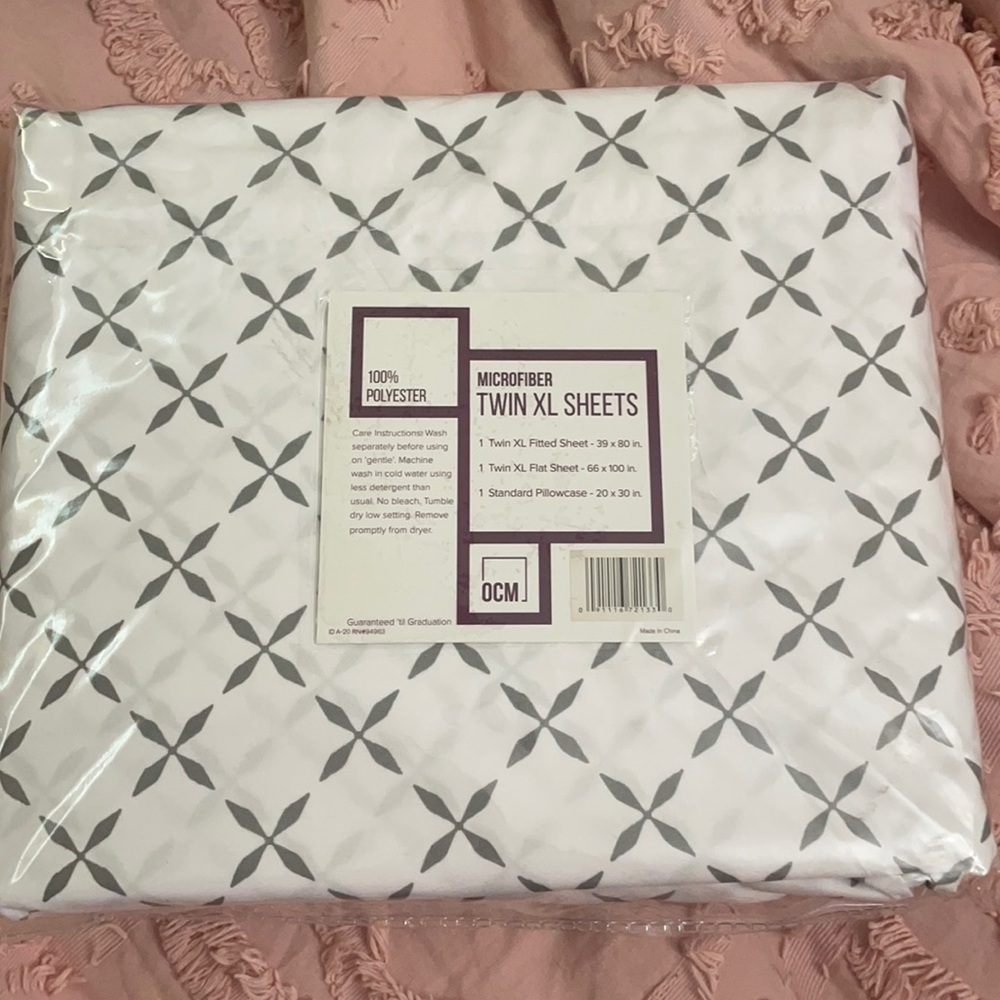 TWIN XL SHEETS AND PILLOWCASE (made for a dorm bed)